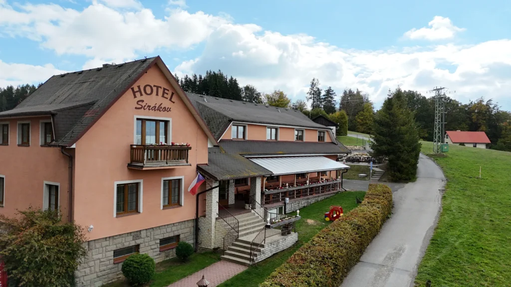 Vstup do hotelu a terasa