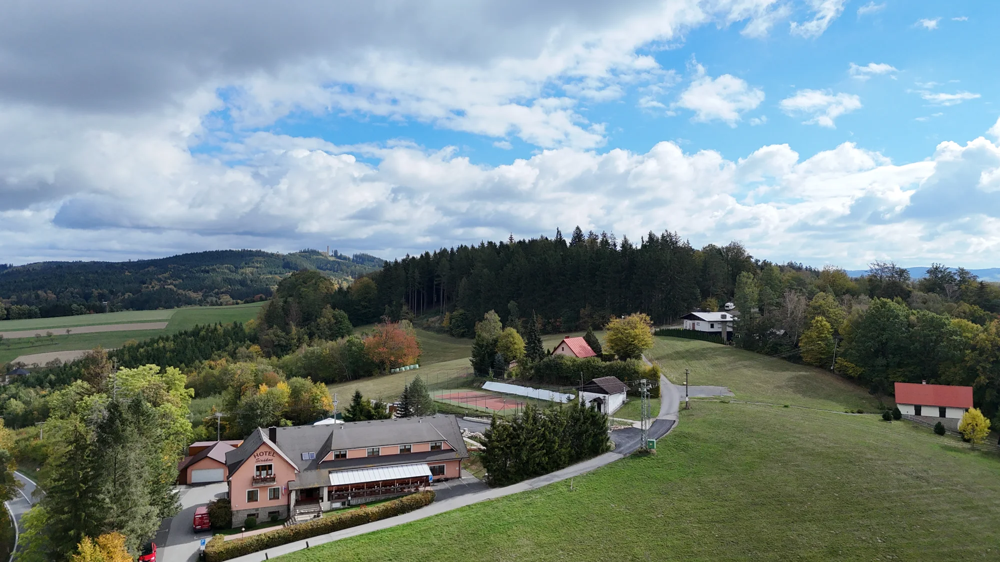 Hotel Sirákov a okolní krajina